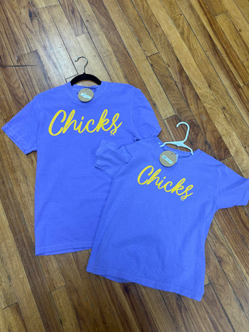 SCRIPT PURPLE CHICKS TEE